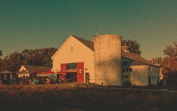 Throwback Brewery (Hen Haus drag)